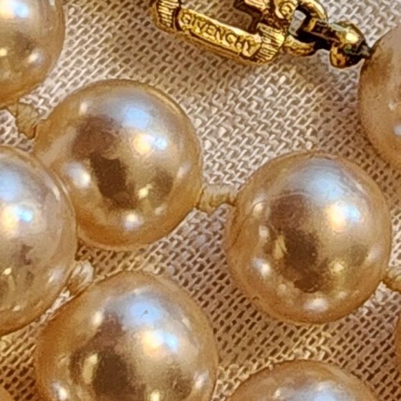 🐢 Vintage Givenchy Hand Knotted Real Pearls - COMES WITH VELVET VINTAGE CASE! - Picture 3 of 17